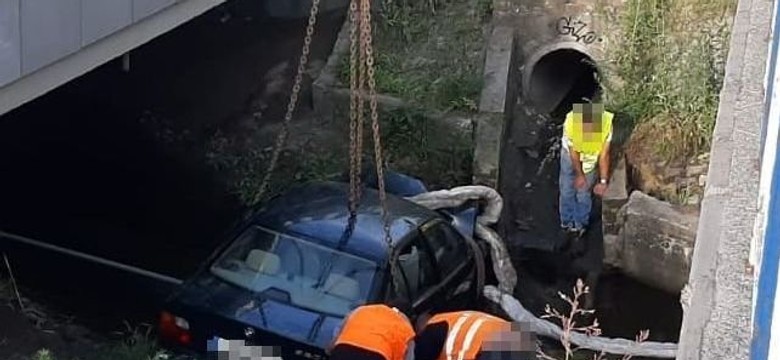BMW z trzema mężczyznami wpadło do rzeki. Żaden nie miał prawa jazdy