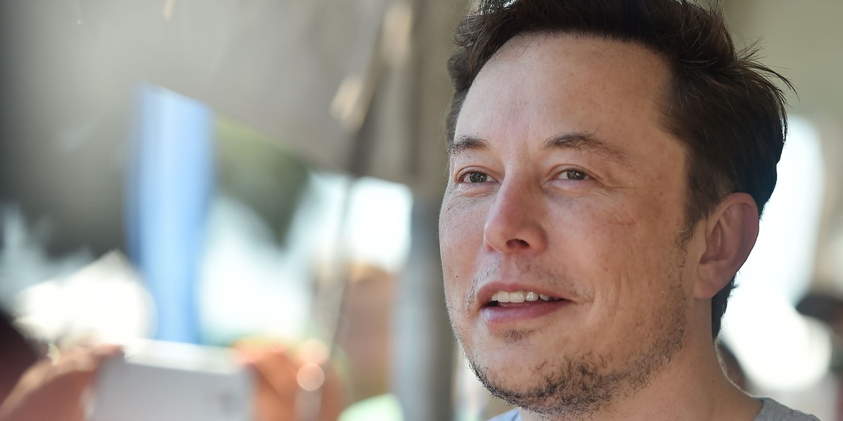 Elon Musk oświadczył, że po wielu rozważaniach jednak nie chce zdjąć Tesli z giełdy. I przyznał, że inwestorzy prosili, by tego nie robił