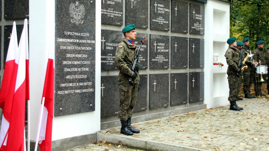 Poświęcenie kolumbarium na Cmentarzu Wojskowym w Białymstoku [fot. Bia24]