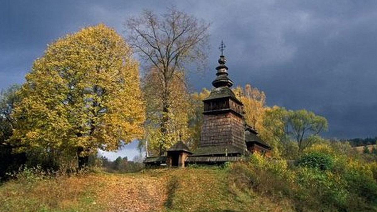 Beskid Niski zadziwia swoimi pejzażami, zabytkami i pogmatwaną przeszłością. Jednak przez turystów i fotografów odwiedzany jest bardzo rzadko. Wielbiciele tych krain, przyjeżdżający tu od lat twierdzą, że to znakomicie.