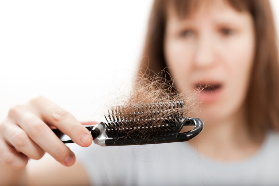 7. Nadmierne wypadanie włosów, problemy ze skórą