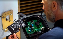 Volkswagen w Polsce kusi tanią ładowarką. W montażu łatwa, jak żyrandol z IKEI