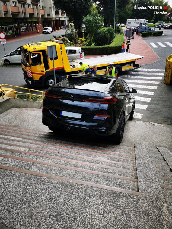 Chorzów Nietypowe "parkowanie". BMW utknęło na schodach