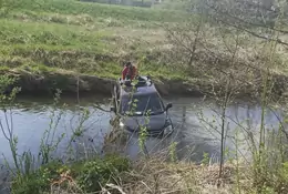 Jechał za szybko i wpadł do rzeki Raduni. Potem dryfował na dachu auta