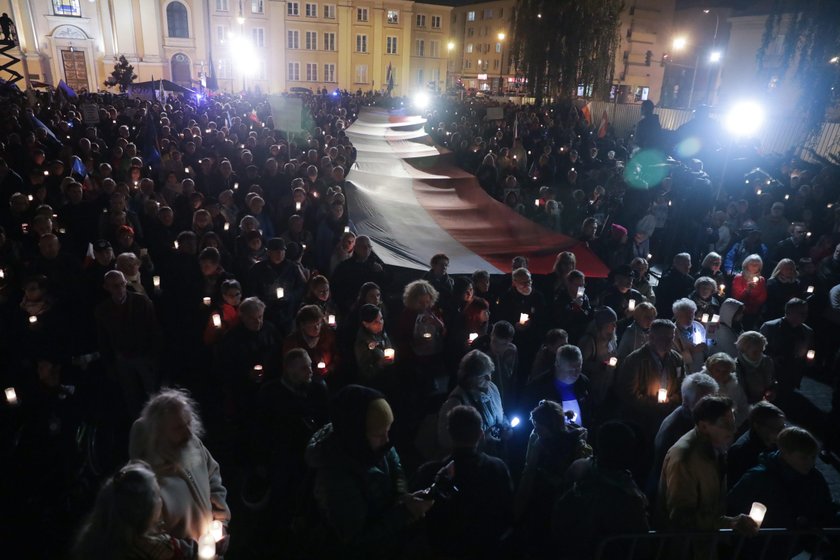 KOD wyszedł na ulice. Manifestują w obronie sądów