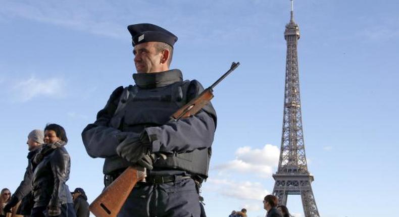 Paris bar reopens three weeks after attacks