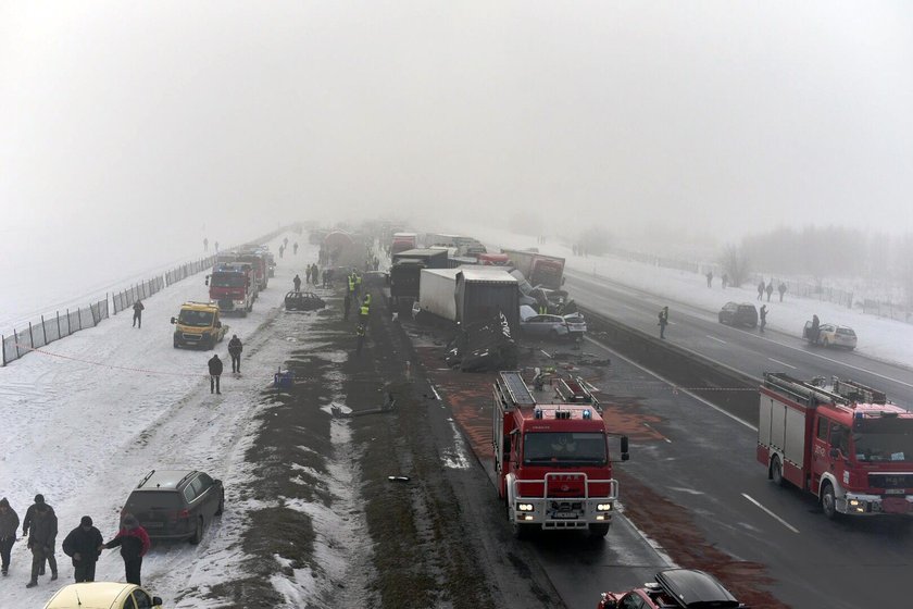 Karambol na A1. Ponad 70 rozbitych aut niedaleko Piotrkowa Trybunalskiego.