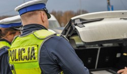 Od 1 stycznia nowe obowiązkowe wyposażenie auta. Wchodzi lampa V16