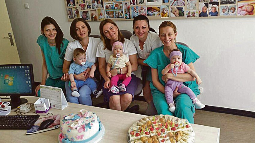 Rođendan proslavljen uz najdraže goste: Embriolozi i sestre sa bebama