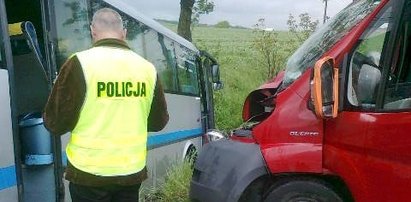 Groza! Autobus zderzył się z busem i wpadł do rowu!