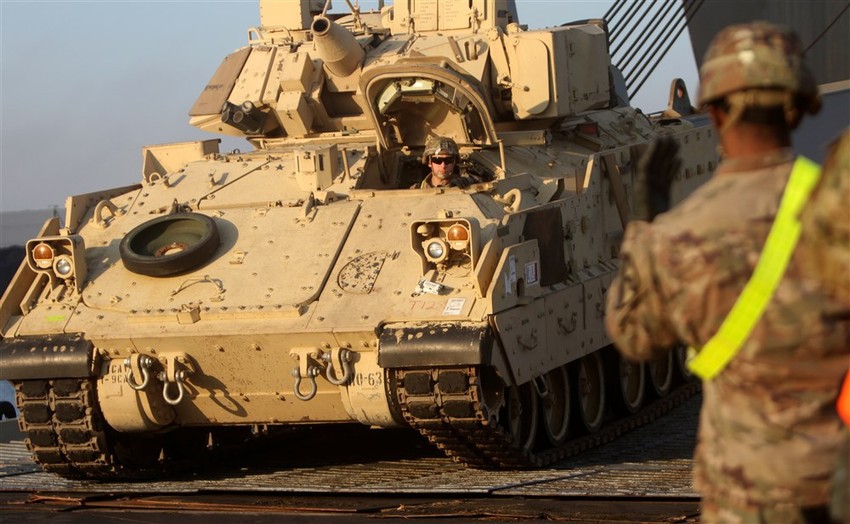 Oklopno borbeno vozilo "bredli" M3 u Rigi, Letonija, u oktobru 2019.