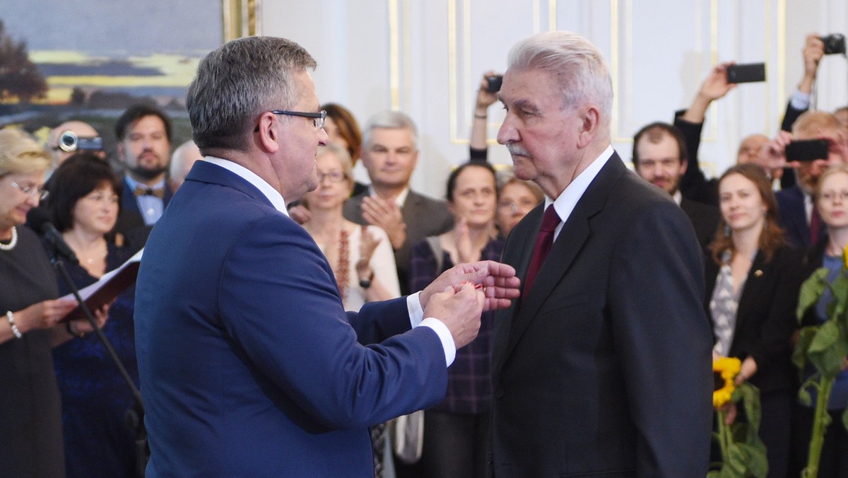 Prezydent Bronisław Komorowski odznaczył w piątek osoby zasłużone dla współpracy polsko-ukraińskiej, m.in. członków Związku Ukraińców w Polsce. Prezydent dziękował za wysiłek na rzecz wspólnoty ukraińskiej w Polsce i budowania sympatii polsko-ukraińskiej.