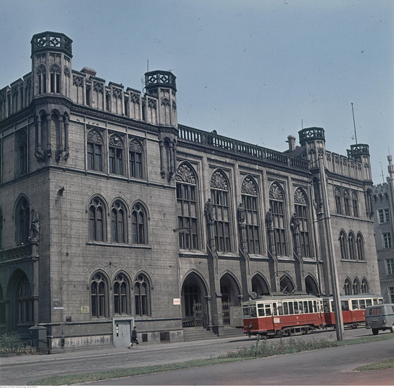 Wrocław, gmach Nowej Giełdy przy ul. Włodkowica. Widoczny tramwaj linii 16, 1968 r.