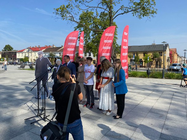 Happening Lewicy na rynku w Końskich