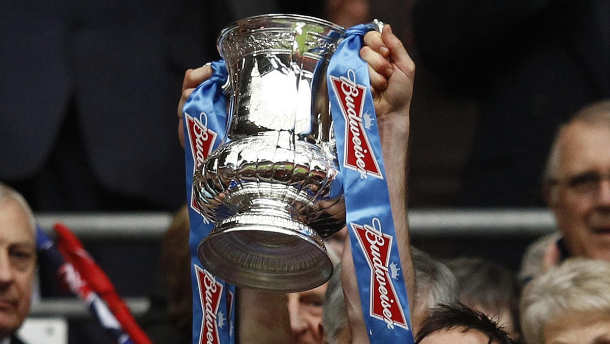 Według ekspertów programu BBC Antiques Roadshow najdłużej wykorzystywane trofeum Pucharu Anglii jest warte ponad milion funtów. To najdrożej wyceniony przedmiot w historii popularnego programu.