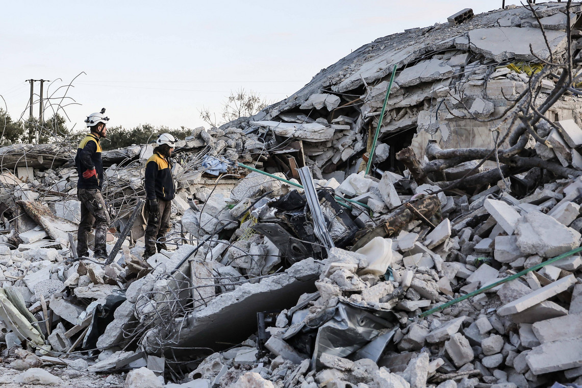Białe Hełmy na gruzach domu zbombardowanego przez siły rosyjskie