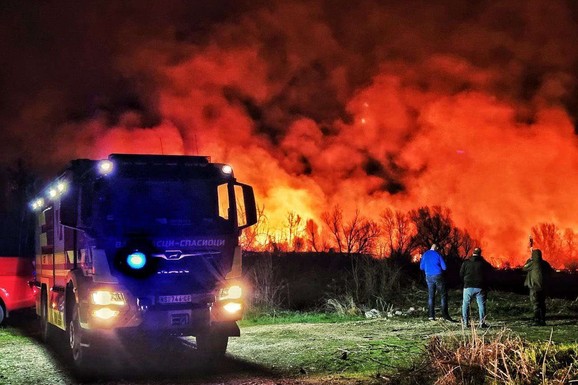 (FOTO) VATRA GUTA SVE PRED SOBOM Apokaliptične slike kod Rakovca! Plamen se vidi kilometrima daleko, vatrogasci vode nadljudsku borbu da obuzdaju požar