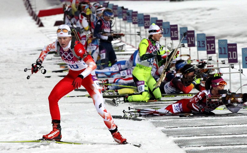 Darja Domraczewa zdobyła złoty medal igrzysk olimpijskich w biathlonowym biegu na dochodzenie (10 kilometrów). Białorusinka tylko spudłowała i o 37.6 sek. wyprzedziła Torę Berger z Norwegii. Brązowy medal wywalczyła Słowenka Teja Gregorin, która straciła 42 sekundy.
Najlepsza z Polek - <b>Monika Hojnisz</b> - była 19. (jeden niecelny strzał, 1:43,3 sek straty). <b>Weronika Nowakowska-Ziemniak </b>zajęła 20. miejsce (dwa pudła i 1:54,7 sek. straty), <b>Krystyna Pałka</b> została sklasyfikowana na 34. miejscu (trzy pudła, 3:25,6 sek. straty), a <b>Magdalena Gwizdoń</b> na 38. miejscu (dwa pudła, 3:43.6 sek).
