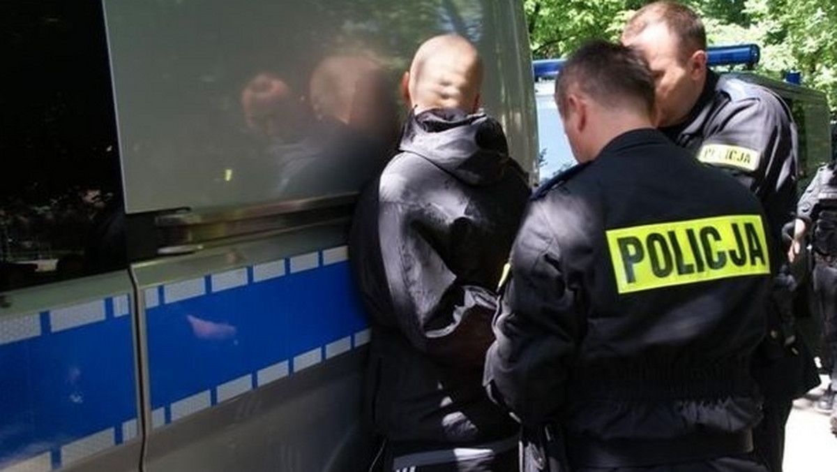 Krakowscy policjanci z Centralnego Biura Śledczego Policji zajmujący się zwalczaniem zorganizowanej przestępczości ekonomicznej na terenie województwa mazowieckiego, zatrzymali kolejnego członka zorganizowanej grupy przestępczej. Grupa ta zajmowała się wyłudzeniami znacznych środków pieniężnych od osób fizycznych i prawnych, przy wykorzystaniu zarejestrowanych na terenie Polski firm oferujących usługi "parabankowe".