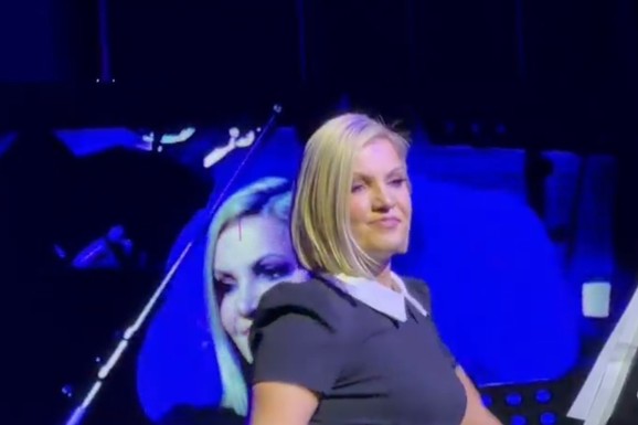 ĆERKA SNEŽANE ĐURIŠIĆ PEVALA NA MAMINOM KONCERTU Maja oduševila glasom, publika je ispratila ovacijama: I pre 30 godina su ukrstile glasove na istoj sceni (VIDEO)