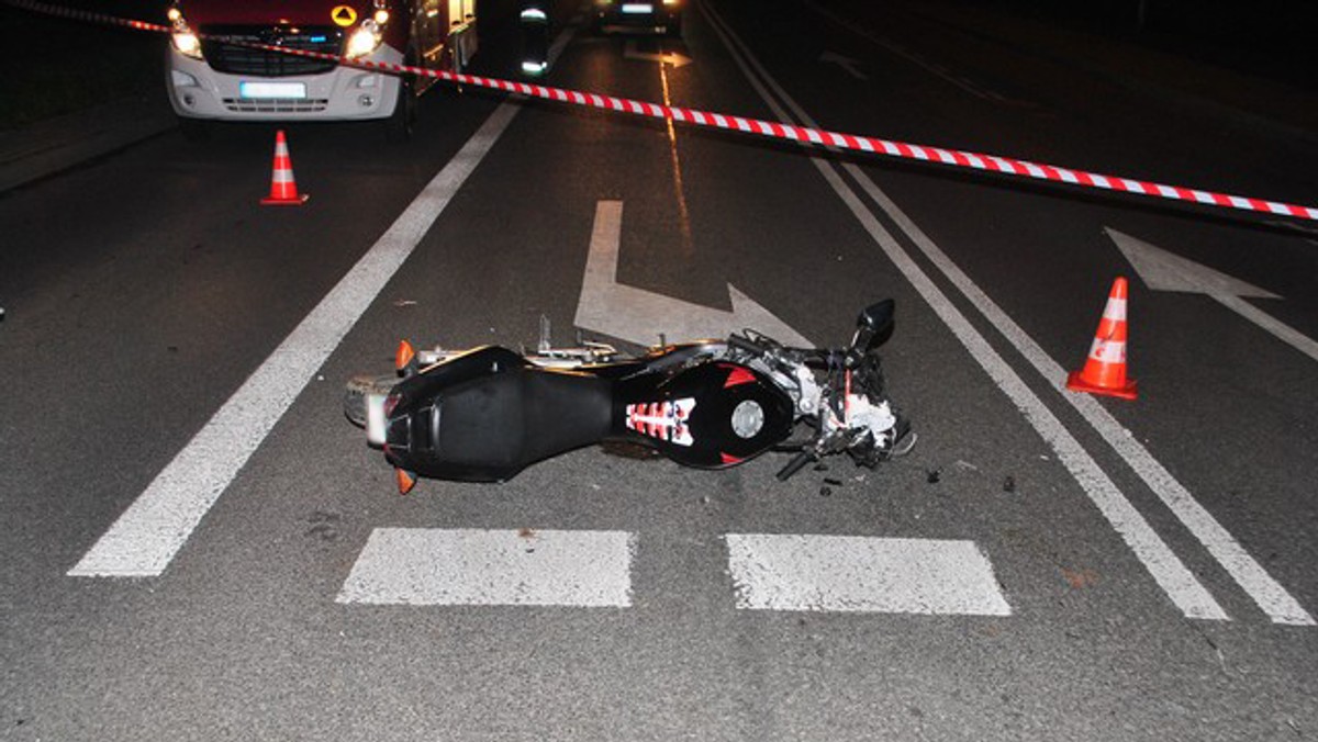 Policja wyjaśnia okoliczności wypadku w Krośnie. 21-letni motocyklista zderzył się z osobowym peugeotem. Motocyklista zmarł w szpitalu.