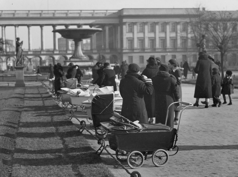 Kobiety z dziećmi na spacerze w tle pałac Saski w 1935 r.