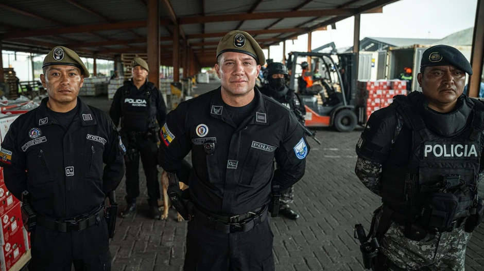 Major Kristijan Kozar Kueva (u sredini) iz Nacionalne policije i njegovi policajci ne uspevaju da se izbore sa krijumčarima droge | Foto: BBC