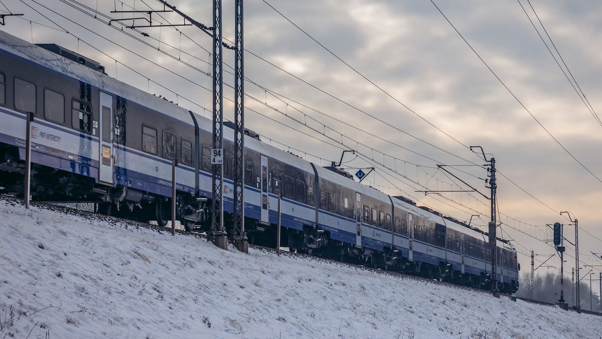 Nowy rozkład jazdy kolei, który wejdzie w życie w niedzielę 11 grudnia tego roku, oznacza zwiększenie przez PKP Intercity liczby połączeń m.in. pomiędzy Warszawą a Trójmiastem i Krakowem oraz więcej pociągów międzynarodowych - podał kolejowy przewoźnik.