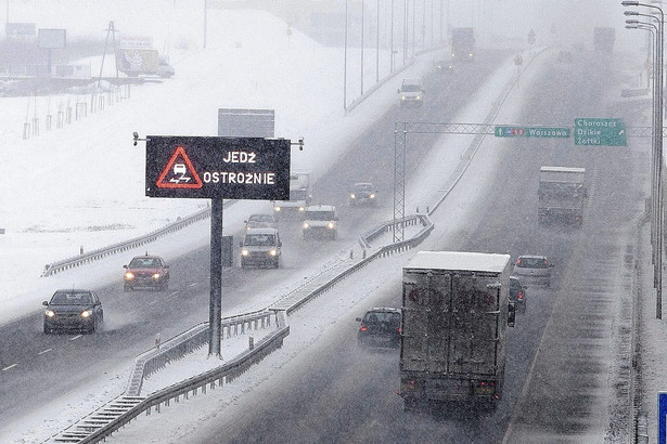 Uwaga kierowcy! Trudne warunki na drogach. Śnieg, lód...