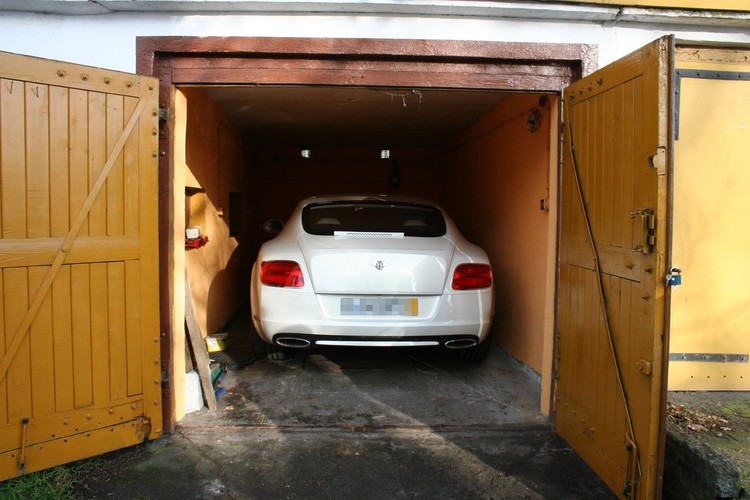 Polacy ukradli nowe modele Bentleya z salonu w Berlinie