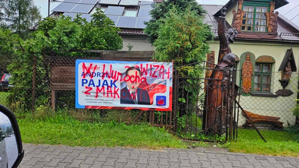 Zniszczone plakaty wyborcze PiS w Makowie Podhalańskim