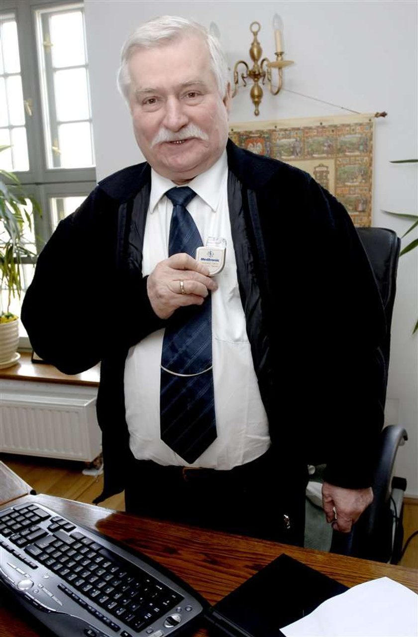 Lech Wałęsa z lampką wina