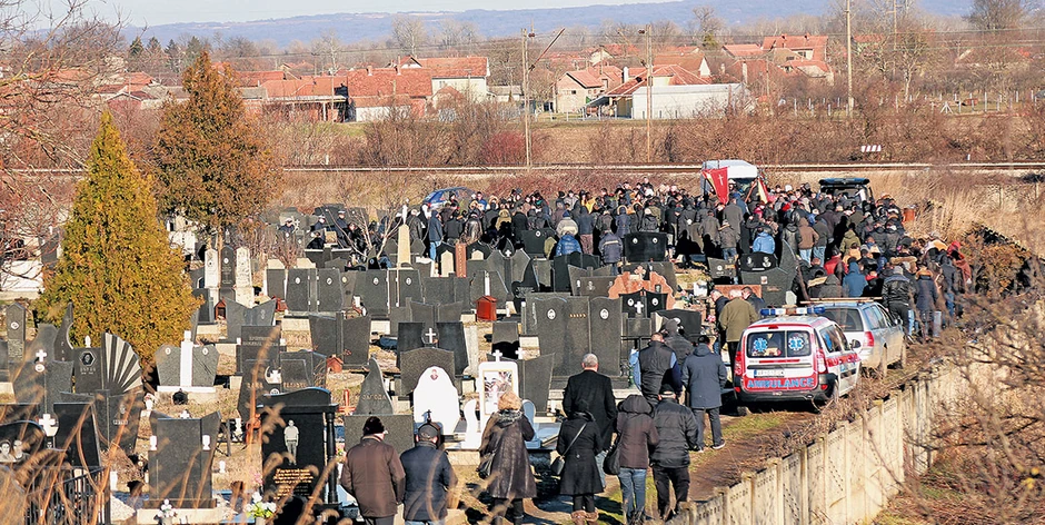 Od Stefana Filića juče su se oprostili članovi porodice, rodbina, prijatelji i školski drugovi. Ispraćen je uz zvuke "Posmrtnog marša"