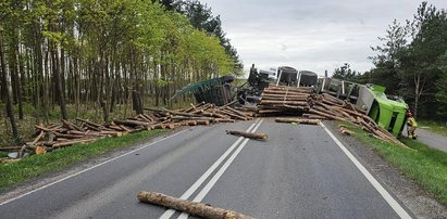 Dramat pod Grudziądzem. Z tira wysypało się drzewo, z osobówki nic nie zostało. W środku było dziecko