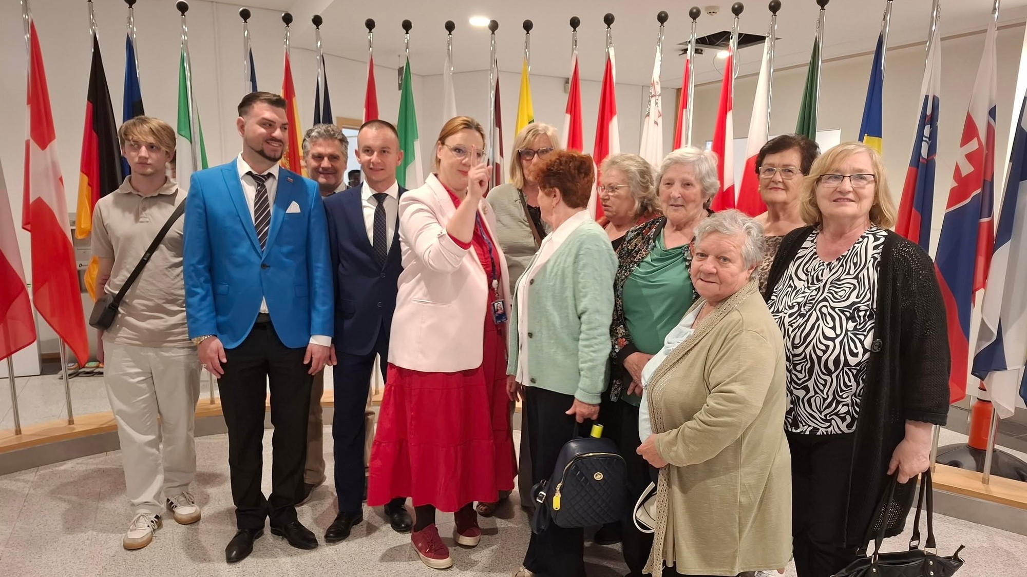 Spolupracovníčka Červeného kríža Veronika Kružlicová (dole vpravo) na fotografii s europoslankyňou Smeru Katarínou Roth-Neveďalovou