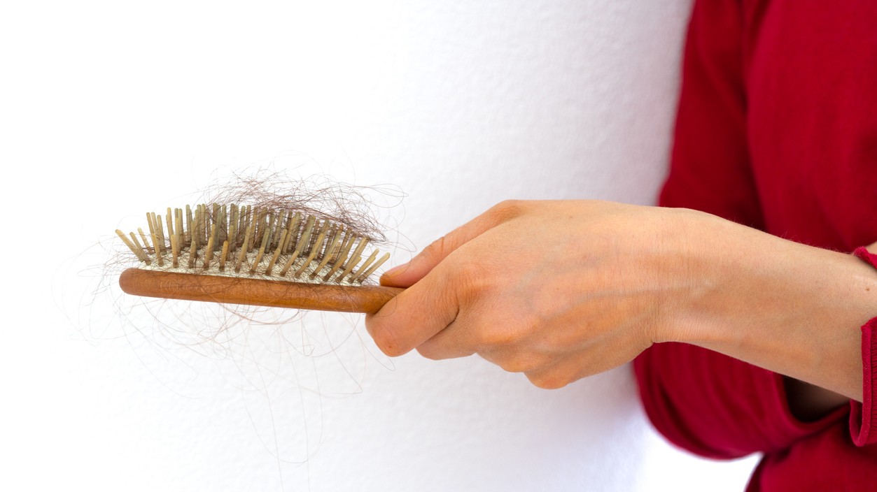 Vyhnite sa vypadávaniu a extrémnemu lámaniu vlasov.