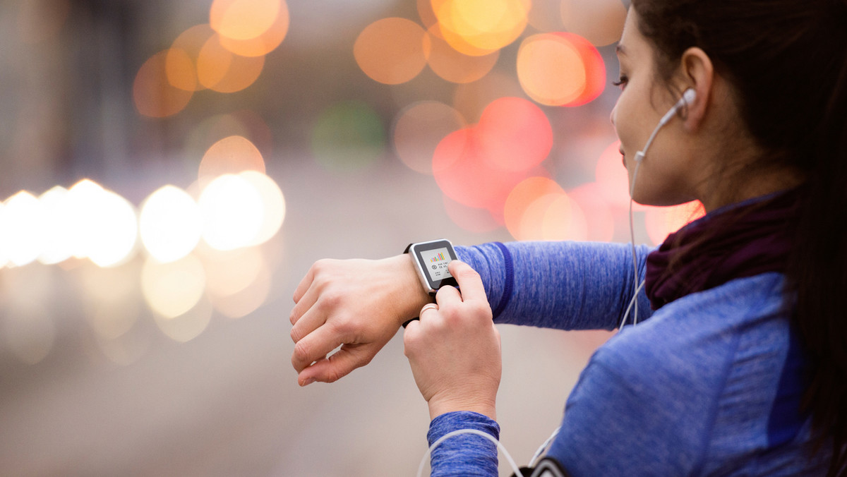 Smartwatch to więcej niż zegarek. To urządzenie nie tylko pokaże godzinę, ale również zmierzy puls, zmotywuje do ćwiczeń, a także wyświetli maile, czy przypomni o ważnym zbliżającym się wydarzeniu. Zobacz, dlaczego warto mieć taki gadżet na nadgarstku.