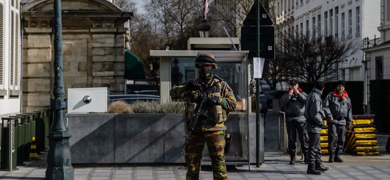 Trzeci zamachowiec żyje i się ukrywa? Belgijska policja poszukuje mężczyzny w kapeluszu [ZDJĘCIA]