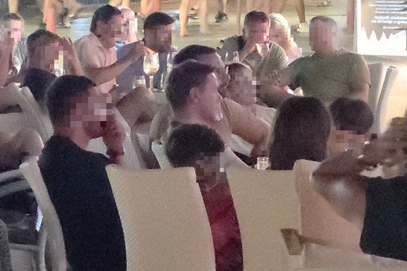 LUKA RACO PRATI FINALE MUNDIJALA U CRNOJ GORI Opušta se uz pivo i nargilu: Evo ko poznatom glumcu pravi društvo u Budvi (VIDEO)