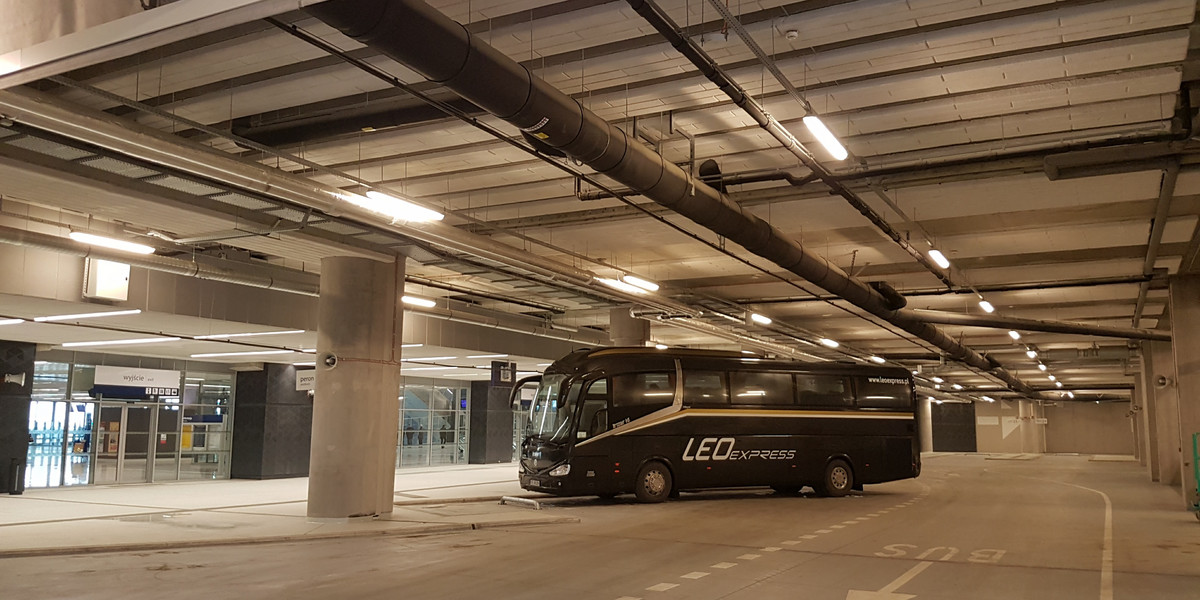 Autokar Leo Express na dworcu autobusowym Łodź Fabryczna