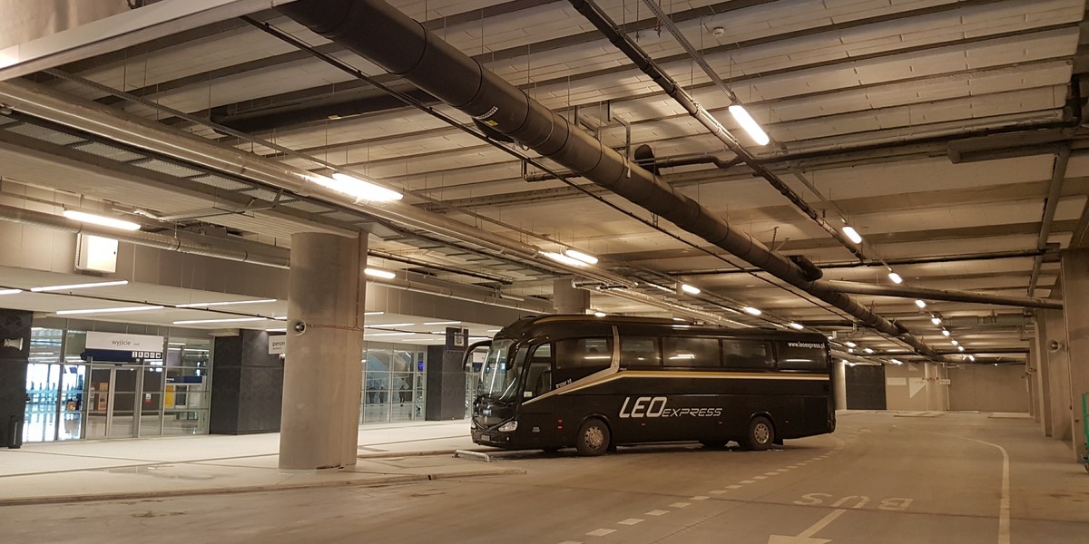 Autokar Leo Express na dworcu autobusowym Łodź Fabryczna