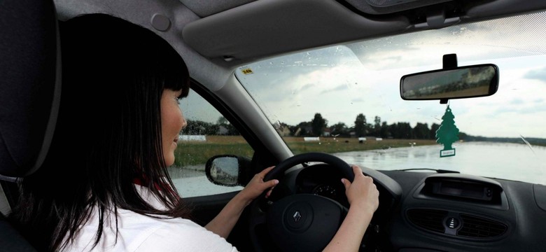 Oto niebezpieczne zjawisko! Na drodze atakuje z zaskoczenia