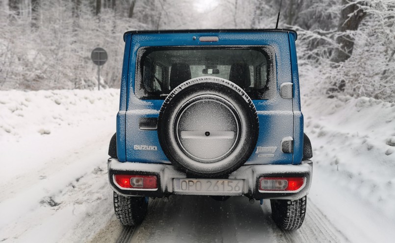 Inżynierom Suzuki udało się zachować niską masę własną – Jimny waży od 1090 kg do 1135 kg (w zależności od wersji). Dzięki temu można pozwolić sobie na przedzieranie się przez dzikie odstępy bez obawy o uszkodzenie podwozia na byle wyrwie