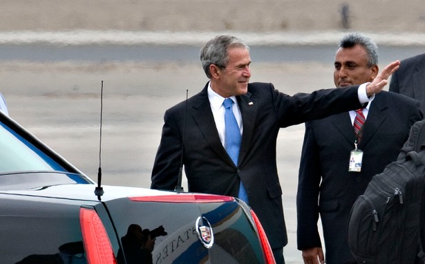 Prezydent Bush po przylocie na szczyt APEC w Peru. Fot. Bloomberg