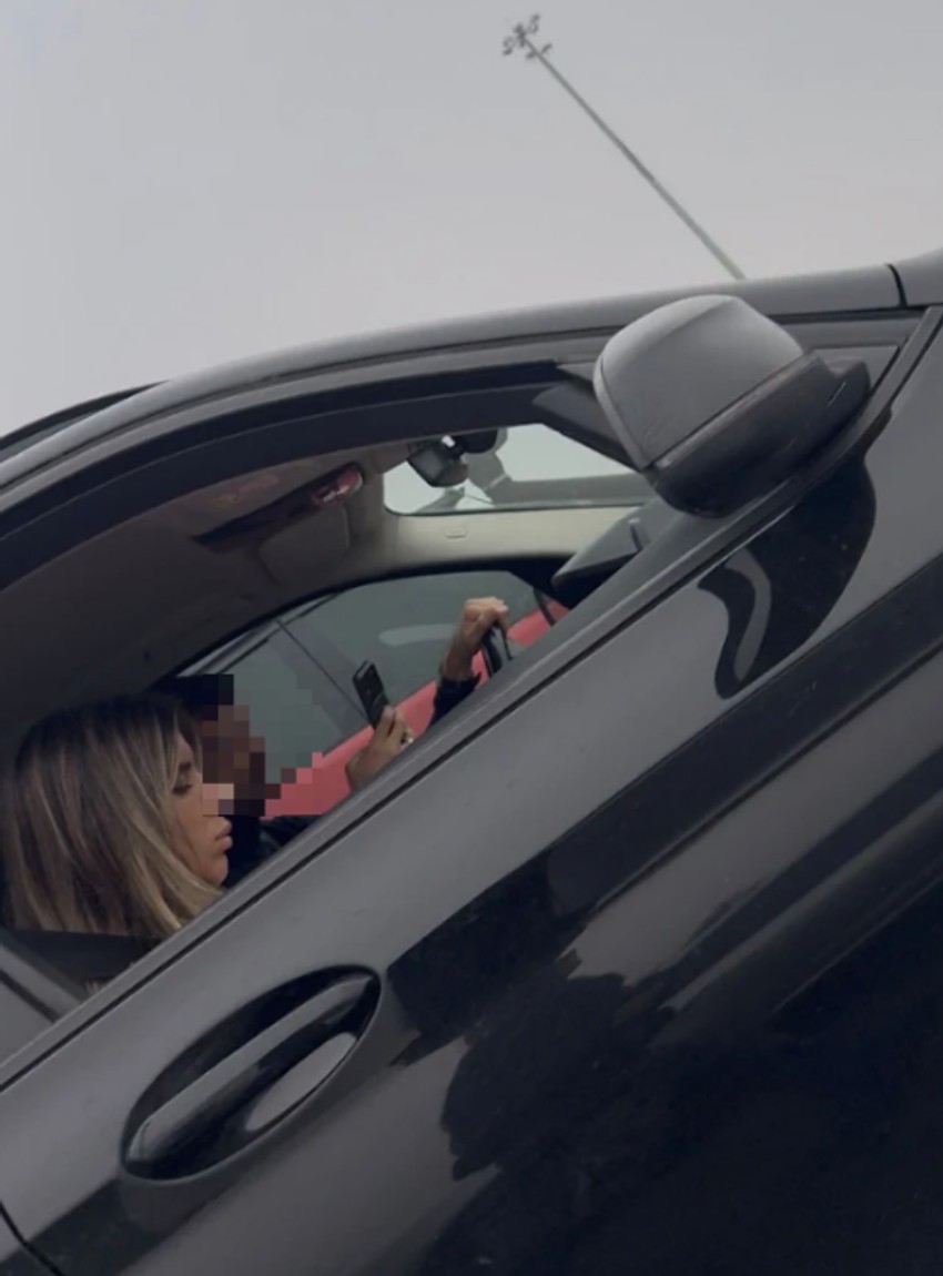 Jovana Pajić sa muškarcem u kolima