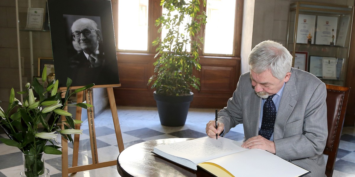 Jacek Majchrowski wpisuje się do księgi kondolencyjnej