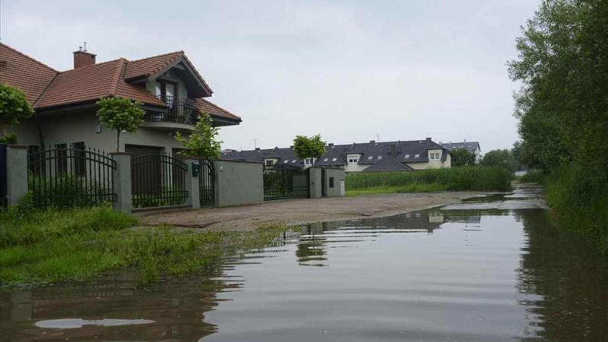 Nie potrzebna jest nawałnica. Wystarczą mocniejsze opady, by życie mieszkańców Będkowskiej we Wrocławiu zmieniło się w prawdziwy koszmar. I to z wodą w roli głównej. Po każdym deszczu na ulicy tworzy się ogromne jezioro, którego bez wysokich kaloszy nie sposób pokonać. Co gorsze, przy okazji wybijają szamba. Wszystko przez to, że urzędnicy nie zrobili im kanalizacji deszczowej - informuje Fakt.pl.