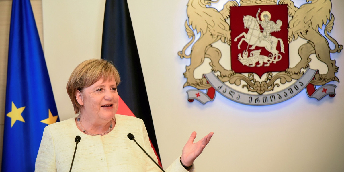 Przebywająca z wizytą w Gruzji kanclerz Niemiec Angela Merkel oświadczyła w piątek, że nie sądzi, by planowany gazociąg Nord Stream 2 z Rosji do Niemiec uzależnił w przyszłości jej kraj od Rosji.
