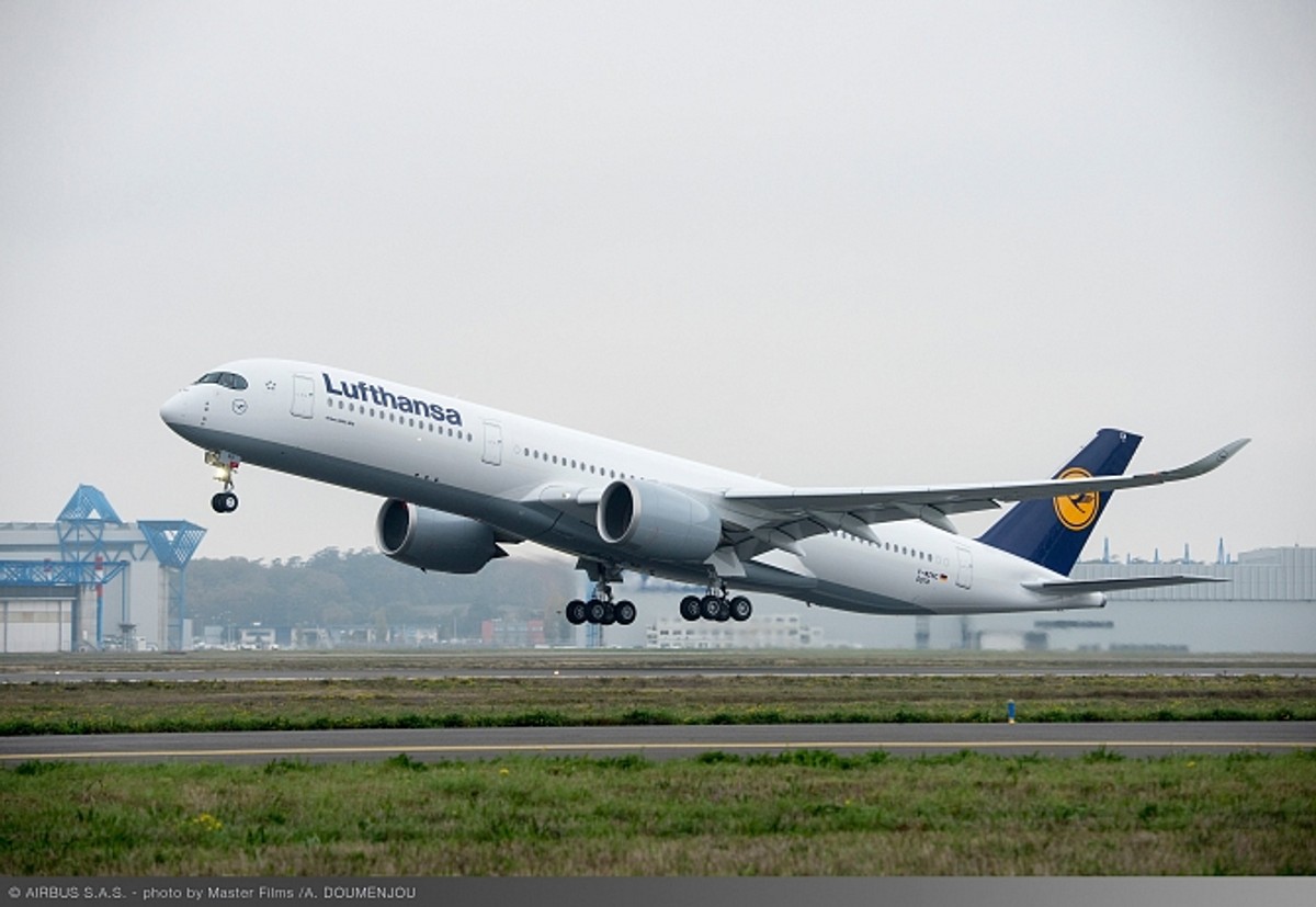Airbus A350-900 podczas startu. Fot. Konrad Majszyk