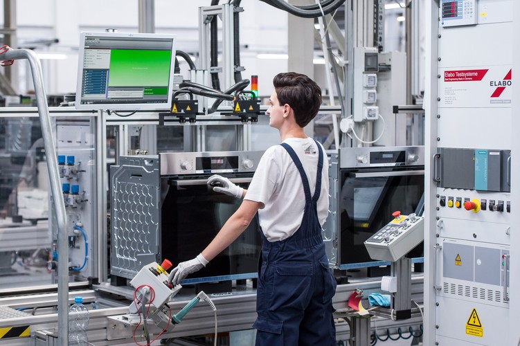 Bogacz poinformował, że docelowo w zakładach znajdzie zatrudnienie 1,3 tys. osób. Obecnie pracuje tam 400 osób. W rozwój fabryk niemiecka spółka zainwestowała 500 mln zł.
<br>
Spółka BSH Bosch Siemens Hausgeraete zapłaciła w 2015 r. za upadłe wrocławskie zakłady FagorMastercook 90 mln zł. <br><br> pdo/ pad/<br>fot. (mk/nlat) PAP/Maciej Kulczyński